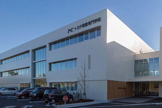 既存病棟との調和を図ったミニマムなホワイトキューブ ©エスエス名古屋