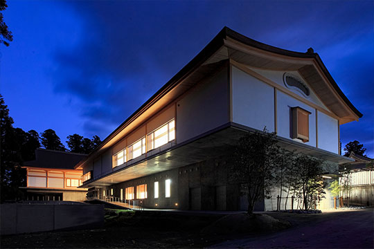 崖上に張り出すキャンティレバーの２階床に載る客殿（手前）と仏堂（奥） ©︎株式会社クドウフォト