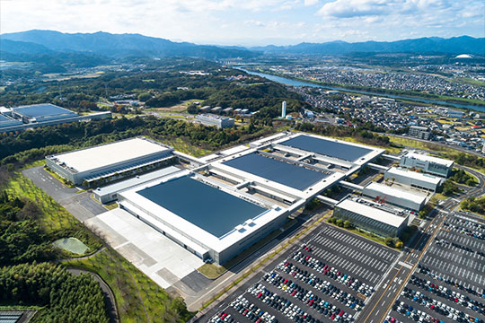 鳥瞰写真（最手前C棟/F棟と渡り廊下3本が今回工事範囲） ©︎株式会社エスエス九州支店 上田新一郎