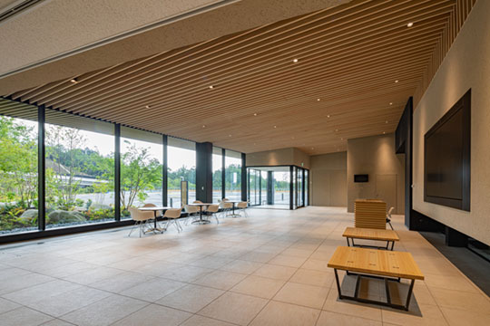 来客棟 エントランス ©︎(株)伸和