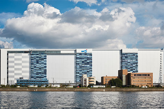 西側より 空と水面に挟まれる外観 ©︎千葉顕弥