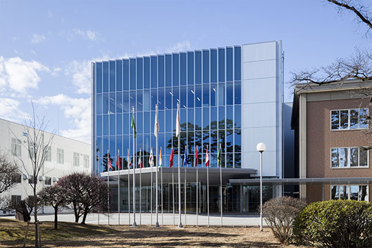 雁行させたカーテンウォールに既存の松林が映り込む ©︎株式会社エスエス