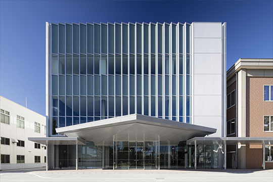 ミツトヨの製品であるノギスをイメージした象徴的な大庇と正面ファサード ©︎株式会社エスエス