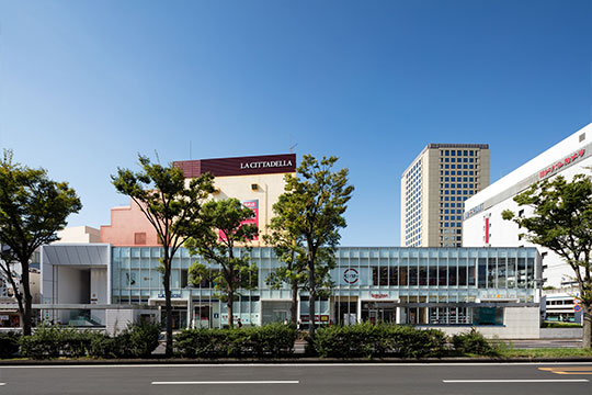 エントランスの視認性と建物にリズムを与える大小のゲート ©︎SS東京