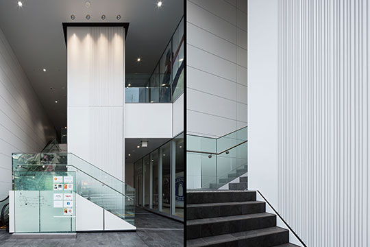 リブ付ECPをアクセントとしたEVシャフト ©︎SS東京