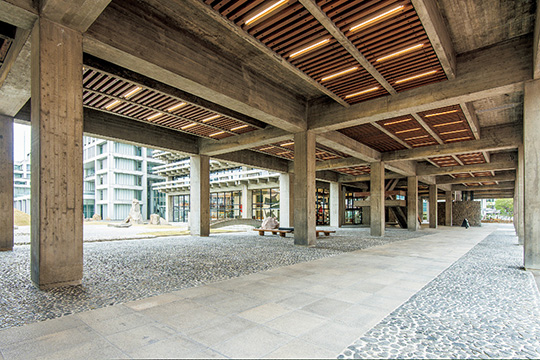 低層棟ピロティ ©提供 香川県