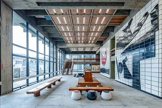 高層棟1階ロビー ©提供 香川県