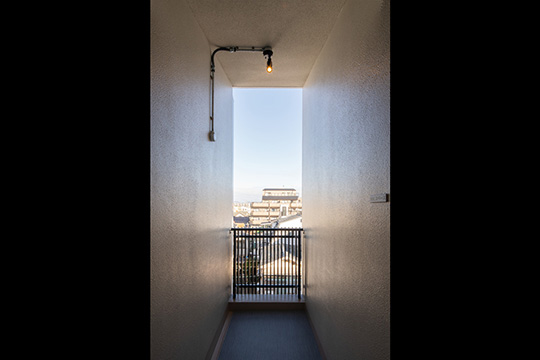 北側玄関前専用スペース ©伸和