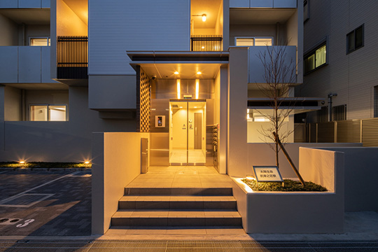 エントランス（夜景） ©伸和