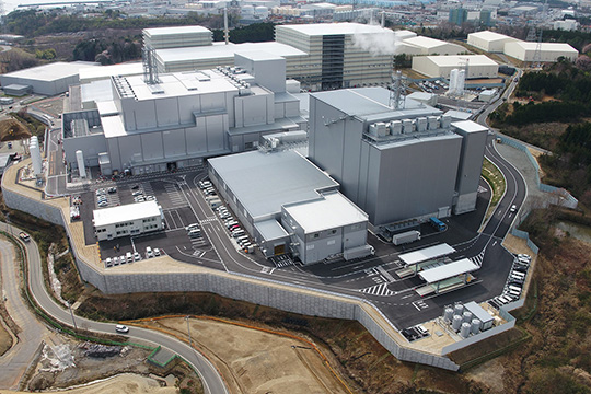 手前：仮設焼却施設・奥：仮設灰処理施設 ©渡邉薫