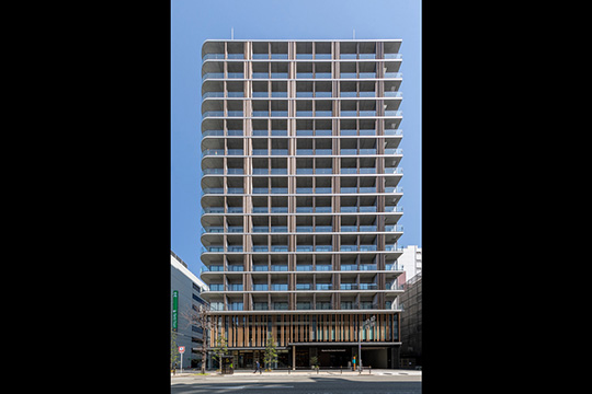 都会に織り成す垂直の帯 -西側外観- ©伸和