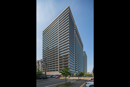 端正な外観（奥に見える建物が1期工事）©住友不動産指定委託会社