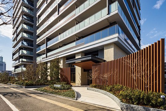 奥行きを感じさせる設えとしたアプローチ ©川澄・小林研二写真事務所