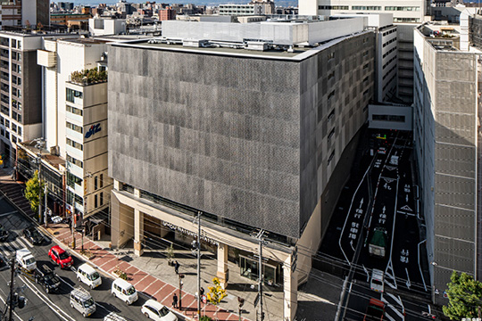 河原町通りに存在感を示すGOOD NATURE STATION ©株式会社伸和