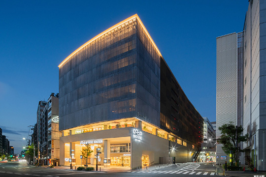 自然を模した繊細なアルミキャストルーバーと、土壁の門構えによる東面メインファサード ©株式会社伸和