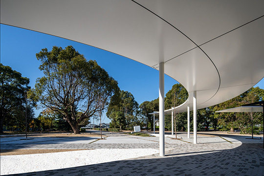 シンボルツリーとモニュメントをやさしく包含するパーゴラ ©株式会社伸和