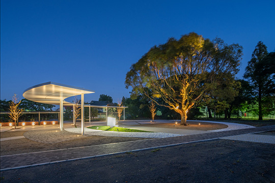 シンボルツリーとモニュメントをやさしく包含するパーゴラ ©株式会社伸和