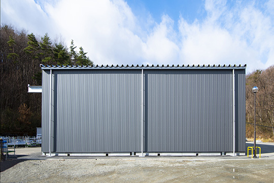 東側搬出入ヤード外観（樋は東北ノーラ支給のSUS製竪樋）©横山写真工房