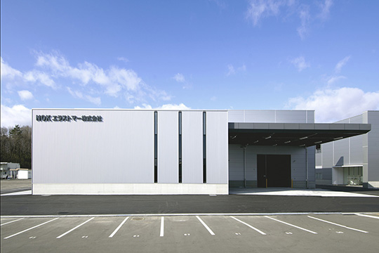 NOK二本松事業場のデザインルールを踏襲した東側外観 ©横山写真工房