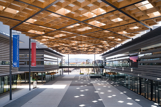 敷地中央の天平広場に面して会議場、奈良蔦屋書店、放送局公開スペースの出入口を配置  ©ヴィブラフォト 浅田美浩