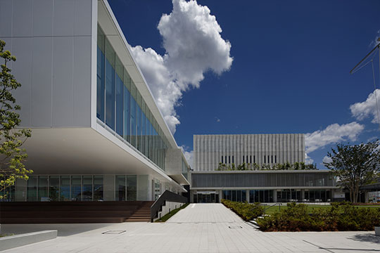 高密度な街中の新たなオープンスペースとダイナミックな建築 ©︎A.P.First/荒木義久