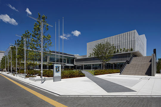 街角広場を介して文化芸術活動が街に溢れる文化創造館 ©︎A.P.First/荒木義久