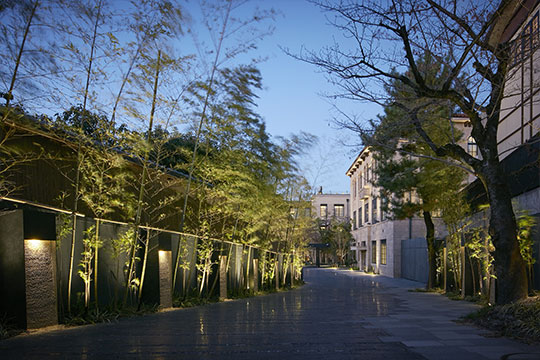 ホテルアプローチ（旧校門） ©︎(株)フォワードストローク