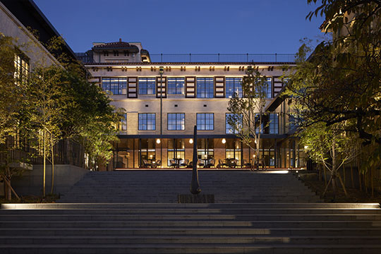 渡り廊下から階段広場、東棟を望む ©︎(株)フォワードストローク