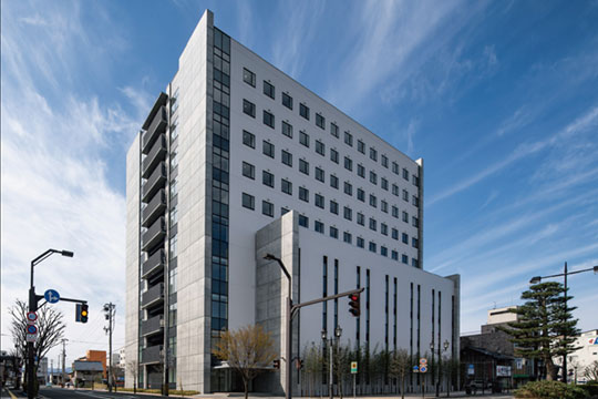 構造と融合する重厚感のあるファサード ©︎（株）伸和 藪内正直