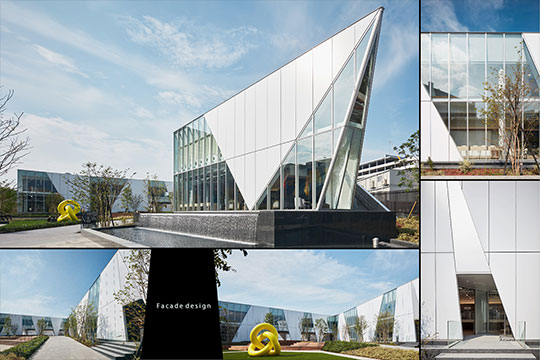 アプローチより カフェと一体となる水景 ©︎千葉顕弥