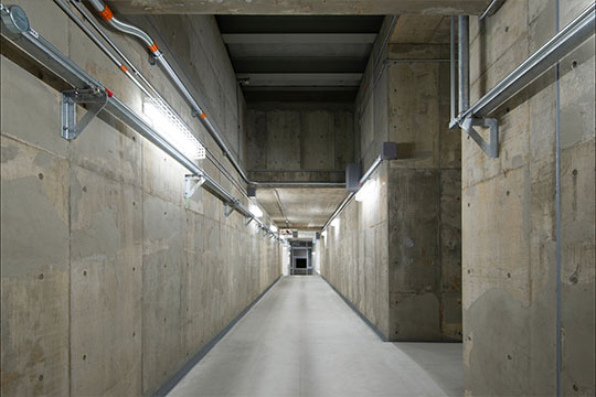 プレス工場　コンベアピット ©︎横山写真工房