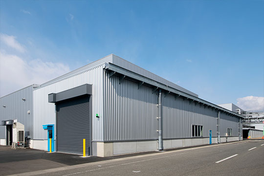 成形工場　増築部外観 ©︎横山写真工房