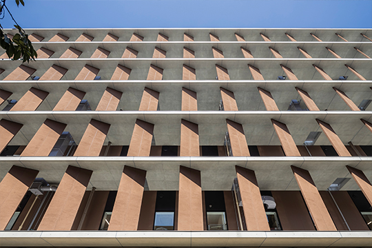 周辺環境に調和するメカニカルバルコニー ©︎新建築社写真部