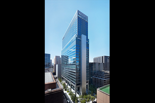 旧外濠の東西に細長い敷地に緑豊かな広場を確保 ©フォワードストローク