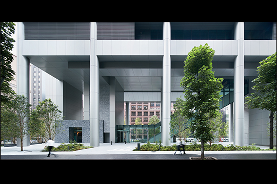 光・風・視線が抜ける大規模ピロティ空間 ©フォワードストローク