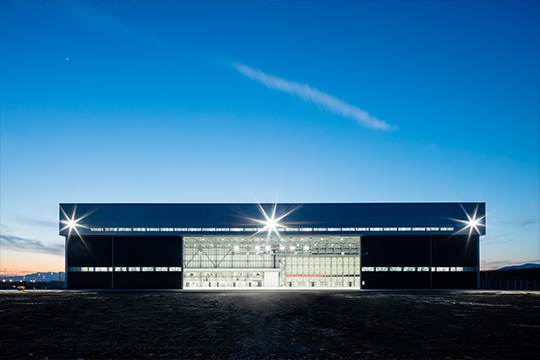 東側外観（夜景）©︎クドウフォト