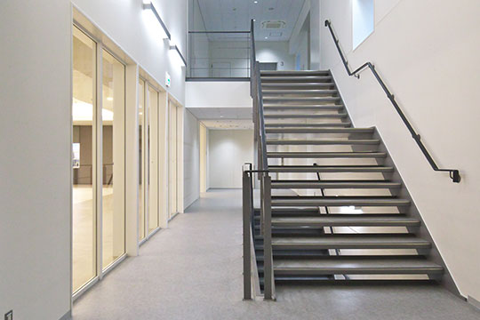 厚生棟 階段室 ©サタケ