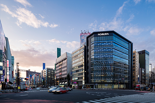 新宿五丁目交差点から ©︎エスエス東京