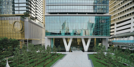 緑の庭を歩くアプローチ